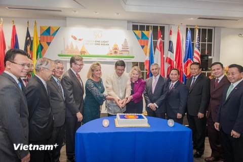 Đại sứ, đại biện ASEAN và khách mời cắt bánh mừng 50 năm thành lập ASEAN. (Ảnh: Đoàn Hùng/Vietnam+)
