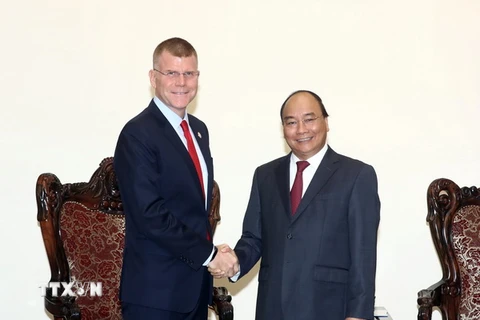 Thủ tướng Nguyễn Xuân Phúc tiếp ông Stephen Groff, Phó Chủ tịch Ngân hàng Phát triển châu Á (ADB). (Ảnh: Thống Nhất/TTXVN)