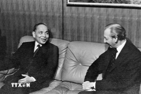 Tổng Thư ký Liên hợp quốc K.Vanhem tiếp Bộ trưởng Ngoại giao Nguyễn Duy Trinh, ngày 20/9/1977, tại Kỳ họp thứ 32 Đại hội đồng Liên hợp quốc ở New York (Mỹ). (Ảnh: Tư liệu TTXVN)