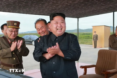 Nhà lãnh đạo Triều Tiên Kim Jong-un giám sát vụ phóng tên lửa Hwasong-12 tại một địa điểm bí mật. (Nguồn: AFP/TTXVN)