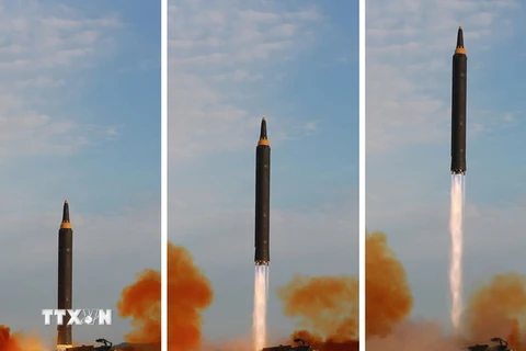 Tên lửa đạn đạo Hwasong-12 được phóng thử từ một địa điểm bí mật. (Nguồn: AFP/TTXVN)