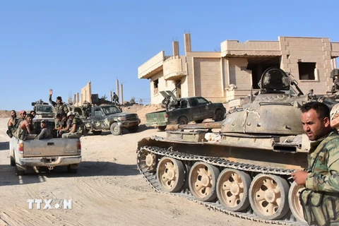 Lực lượng quân đội Syria trong chiến dịch truy quét IS ở Bughayliyah, ngoại ô Deir Ezzor ngày 13/9. (Nguồn: AFP/TTXVN)