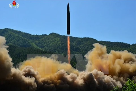 Tên lửa đạn đạo liên lục địa Hwasong-14 của Triều Tiên được phóng tại một địa điểm bí mật ở Triều Tiên. (Nguồn: YONHAP/TTXVN)