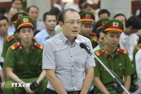 Bị cáo Nguyễn Văn Hoàn, nguyên Phó Tổng Giám đốc OceanBank nói lời sau cùng trước tòa. (Ảnh: Doãn Tấn/TTXVN) 