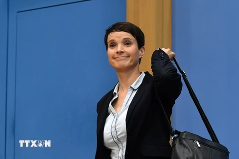 Đồng Chủ tịch đảng Sự lựa chọn vì nước Đức (AfD) Frauke Petry rời khỏi cuộc họp báo của đảng AfD tại Berlin ngày 25/9. (Nguồn: AFP/TTXVN)
