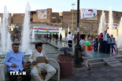 Người dân dạo chơi tại khu thành cổ ở Arbil,thủ phủ Khu tự trị người Kurd ở miền bắc Iraq ngày 23/9. (Nguồn: AFP/TTXVN)