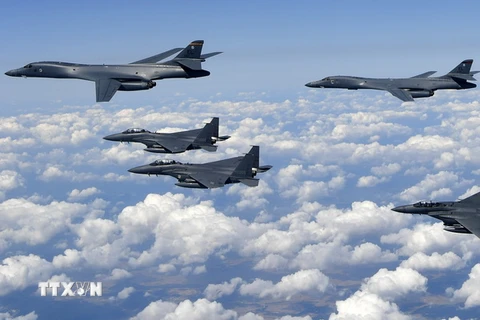 Máy bay B-1B, F-35của Mỹ triển khai tại Hàn Quốc, ngày 18/9. (Nguồn: YONHAP/TTXVN)