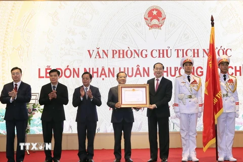 Chủ tịch nước Trần Đại Quang trao tặng Huân chương Hồ Chí Minh cho Văn phòng Chủ tịch nước. (Ảnh: Nhan Sáng/TTXVN)
