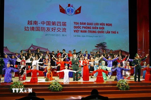 Chương trình văn nghệ chào mừng Giao lưu hữu nghị Quốc phòng biên giới Việt Nam-Trung Quốc lần thứ 4. (Ảnh: An Đăng/TTXVN)