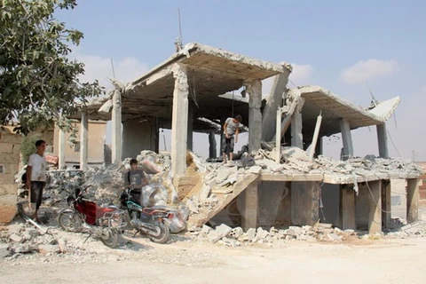 Cảnh đổ nát sau một cuộc không kích ở làng al-Habit, phía nam tỉnh Idlib ngày 21/9. (Nguồn: AFP/TTXVN)
