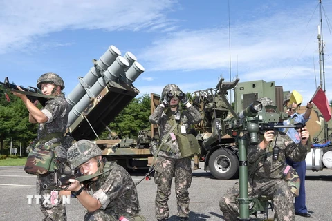Binh sỹ Hàn Quốc triển khai các bệ phóng tên lửa tại tỉnh Donghae ngày 25/8. (Nguồn: EPA/TTXVN)