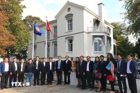 Các đại biểu chụp ảnh chung trước Trụ sở Đại sứ quán Việt Nam tại Hà Lan. (Ảnh: TTXVN/phát)