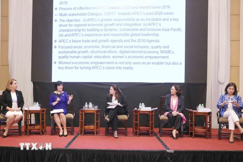 Bà Nguyễn Nguyệt Nga, Cố vấn cao cấp Ủy ban Quốc gia APEC Việt Nam 2017 tham luận tại cuộc đối thoại. (Ảnh: Phương Hoa/TTXVN)
