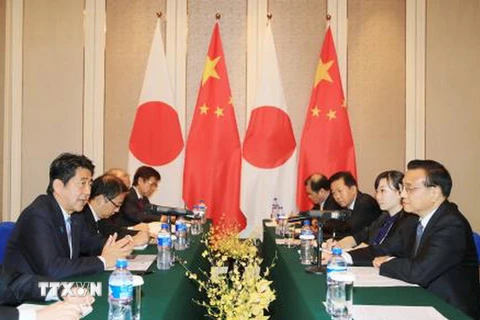 Thủ tướng Nhật Bản Shinzo Abe (trái) có cuộc gặp với người đồng cấp Trung Quốc Lý Khắc Cường (phải), bên lề Hội nghị Cấp cao Á- Âu lần thứ 11 (ASEM 11) tháng 7/2016. (Nguồn: Kyodo/TTXVN)