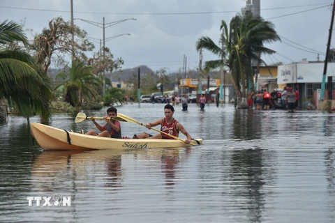 Ngập lụt do bão Maria tại Juana Matos thuộc Catano, Puerto Rico ngày 21/9. (Nguồn: AFP/TTXVN)