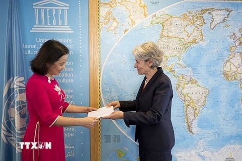 Đại sứ, Trưởng Phái đoàn thường trực Việt Nam bên cạnh UNESCO Trần Thị Hoàng Mai đã trình Thư ủy nhiệm lên Bà Irina Bokova, Tổng giám đốc UNESCO. (Ảnh: TTXVN/phát)
