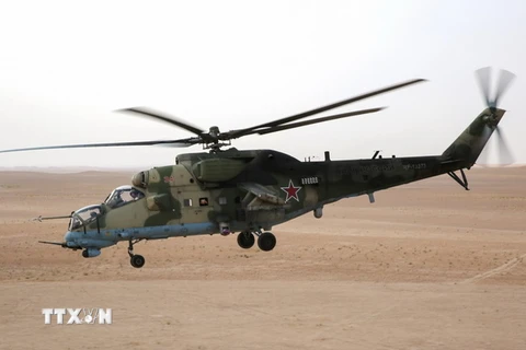 Trực thăng Mi-24 của Nga tham gia hỗ trợ cuộc chiến chống IS của quân đội Syria tại khu vực Deir Ezzor, Syria ngày 15/9. (Nguồn: AFP/TTXVN)