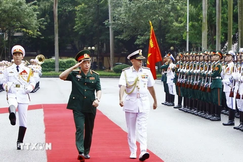 Thượng tướng Phan Văn Giang và Đô đốc Sunil Lanba duyệt Đội danh dự Quân đội nhân dân Việt Nam. (Ảnh: An Đăng/TTXVN)