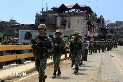 Binh sỹ Philippines tuần tra tại thành phố Marawi ngày 30/8. (Nguồn: EPA/TTXVN)