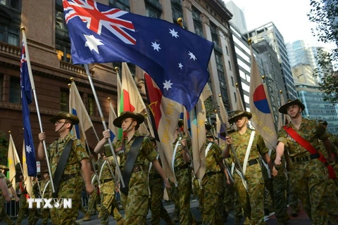 Binh sỹ Australia tham gia diễu hành trong lễ ANZAC tại Sydney ngày 25/4. (Nguồn: AFP/TTXVN)