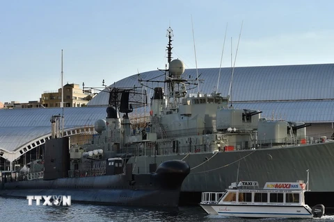 Tàu ngầm HMAS Onslow (trái) và tàu khu trục HMAS Vampire (phải) của hải quân Australia tại cảng Sydney ngày 4/8. (Nguồn: AFP/TTXVN)