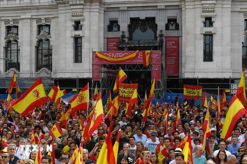 Người dân tham gia biểu tình phản đối cuộc trưng cầu ý dân bất hợp pháp về vấn đề độc lập của vùng lãnh thổ Catalunya tại Madrid, Tây Ban Nha ngày 30/9. (Nguồn: AFP/TTXVN)