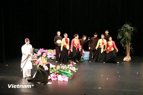 Một cảnh trong vở nhạc kịch "SEN" trong GALA 2017 của VDS NSW. (Ảnh: Khánh Linh/Vietnam+)