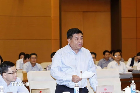 Bộ trưởng Bộ Kế hoạch và Đầu tư Nguyễn Chí Dũng trình bày báo cáo tóm tắt về kinh tế - xã hội. (Ảnh: Văn Điệp/TTXVN)