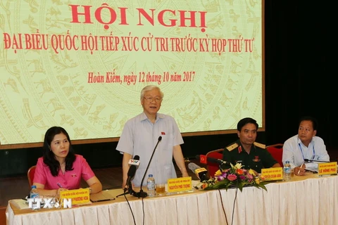 Tổng Bí thư Nguyễn Phú Trọng phát biểu tại buổi tiếp xúc cử tri quận Hoàn Kiếm. (Ảnh: Trí Dũng/TTXVN)