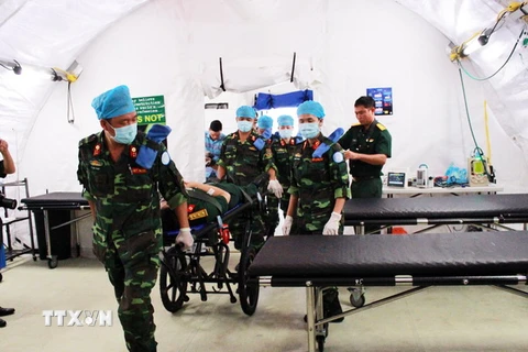 Chương trình huấn luyện thực hành trên bộ trang bị Bệnh viện dã chiến cấp 2 số 1, mô hình bệnh viện dã chiến đầu tiên của Việt Nam dự kiến sẽ triển khai tham gia hoạt động gìn giữ hòa bình Liên hợp quốc tại Phái bộ Nam Sudan vào năm 2018. (Ảnh: Xuân Khu/T