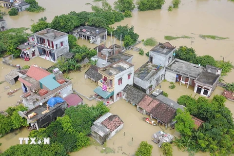 Hơn 200 hộ dân sống tại ven đê sông Đáy, xã Yên Bằng, huyện Ý Yên, Nam Định bị cô lập trong biển nước. (Ảnh: Công Luật/TTXVN)