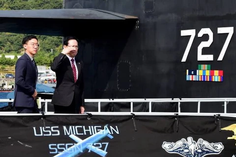 Ông Song Young-moo (phải) thăm tàu USS Michigan. (Nguồn: Yonhap)