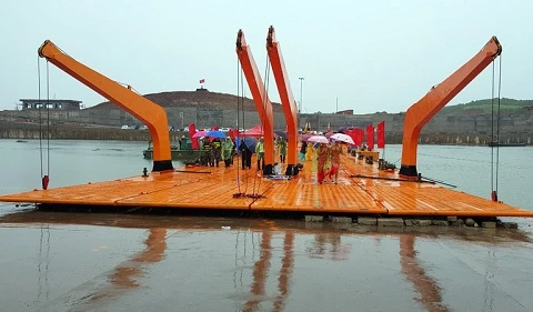 Hợp long cầu phao nối Móng Cái với thành phố Đông Hưng của Trung Quốc