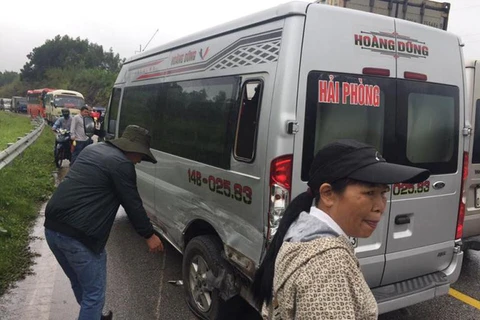 Quảng Ninh: 4 xe ôtô đâm liên hoàn khiến Quốc lộ 18 ùn tắc