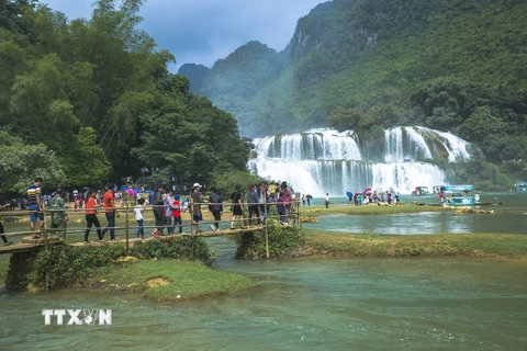 Nằm trên địa phận xã Đàm Thủy, huyện Trùng Khánh, tỉnh Cao Bằng, cách thành phố Cao Bằng gần 90 km, thác Bản Giốc được đánh giá là thác nước đẹp nhất Việt Nam. 