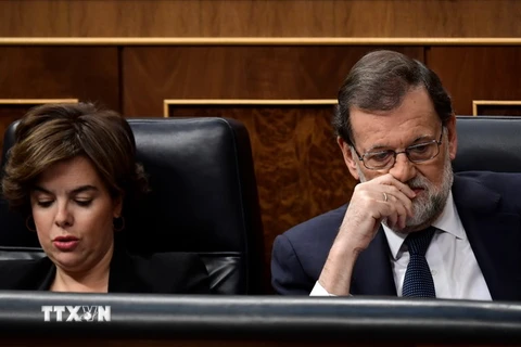 Thủ tướng Tây Ban Nha Mariano Rajoy (phải) và Phó Thủ tướng Tây Ban Nha Soraya Saenz de Santamaria (trái) tại cuộc họp ở Madrid ngày 11/10. (Nguồn: AFP/TTXVN)