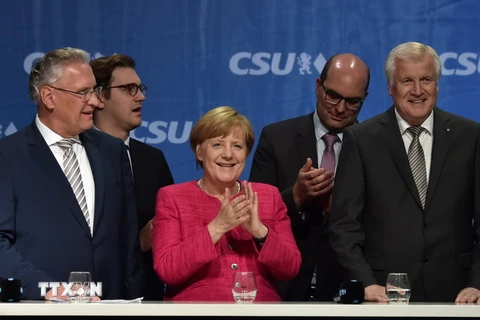 Chủ tịch đảng CDU, Thủ tướng Đức Angela Merkel (giữa) và lãnh đạo đảng CSU Horst Seehofer (phải) trong chiến dịch vận động tranh cử ở Munich ngày 22/9. (Nguồn: AFP/TTXVN)