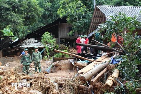 Lực lượng cứu hộ tập trung khắc phục hậu quả lũ lụt giúp người dân Hòa Bình ổn định cuộc sống. (Ảnh: Nhan Sinh/TTXVN)