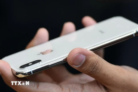 Khách hàng trải nghiệm mẫu điện thoại iPhone X tại trụ sở của Apple ở Cupertino, California ngày 12/9. (Nguồn: AFP/TTXVN)
