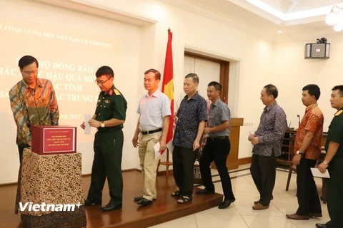Các cán bộ, nhân viên sứ quán và các cơ quan đại diện Việt Nam tại Indonesia quyên góp ủng hộ đồng bào lũ lụt. (Ảnh: Đỗ Quyên/Vietnam+)