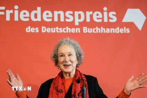 Nhà văn Margaret Atwood trong cuộc họp báo tại Frankfurt am Main, miền tây Đức ngày 14/10. (Nguồn: AFP/TTXVN)