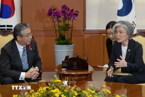 Thứ trưởng Ngoại giao Nhật Bản Shinsuke Sygiyama (trái) và Ngoại trưởng Kang Kyung-wha. (Nguồn: Yonhap/TTXVN)