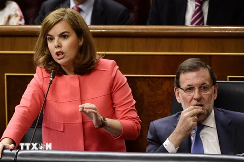Thủ tướng Tây Ban Nha Mariano Rajoy (phải) và Phó Thủ tướng Tây Ban Nha Soraya Saenz de Santamaria (trái) tại cuộc họp ở Madrid ngày 17/6/2015. (Nguồn: AFP/TTXVN)