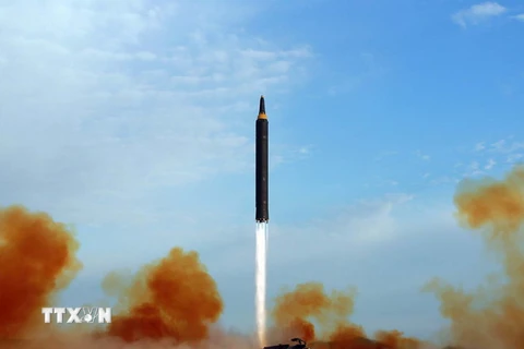 Một vụ phóng thử tên lửa đạn đạo tầm trung Hwasong-12 tại một địa điểm ở Triều Tiên. (Nguồn: AFP/TTXVN)