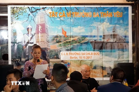 Bà Chu Thị Châu, Đồng Chủ nhiệm CLB Biển Đảo tại CHLB Đức, trình bày kế hoạch hoạt động của CLB. (Ảnh: Phạm Văn Thắng/TTXVN)