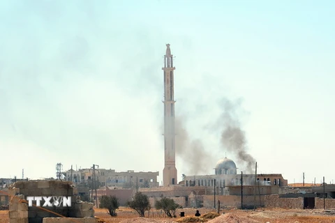 Khói bốc lên sau các cuộc giao tranh giữa quân đội Syria và phiến quân IS tại Hama . (Nguồn: THX/TTXVN)