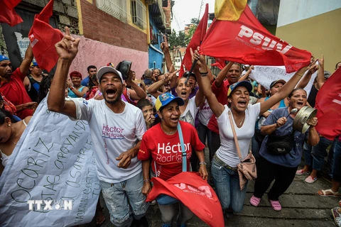 Những người ủng hộ Tổng thống Venezuela Nicolas Maduro tại một điểm bầu cử ở Caracas, ngày 5/10. (Nguồn: AFP/TTXVN)