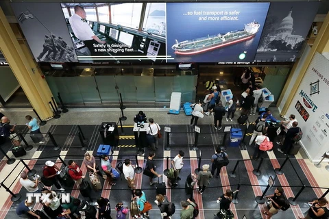 Hành khách xếp hàng tại khu vực kiểm tra an ninh ở sân bay Ronald Reagan, Washington, Mỹ ngày 1/9. (Nguồn: AFP/TTXVN)