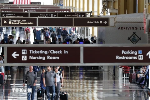 Hành khách tại nhà chờ sân bay Ronald Reagan, Washington, Mỹ ngày 1/9. (Nguồn: AFP/TTXVN)