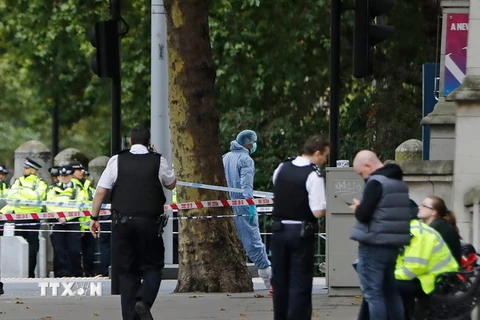 Cảnh sát Anh điều tra tại hiện trường một vụ tấn công ở London ngày 7/10. (Nguồn: AFP/TTXVN)